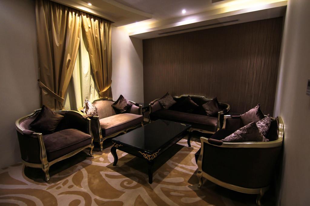 Rest Night Serviced Apartments- Alhamra Riad Habitación foto A living room in a hotel