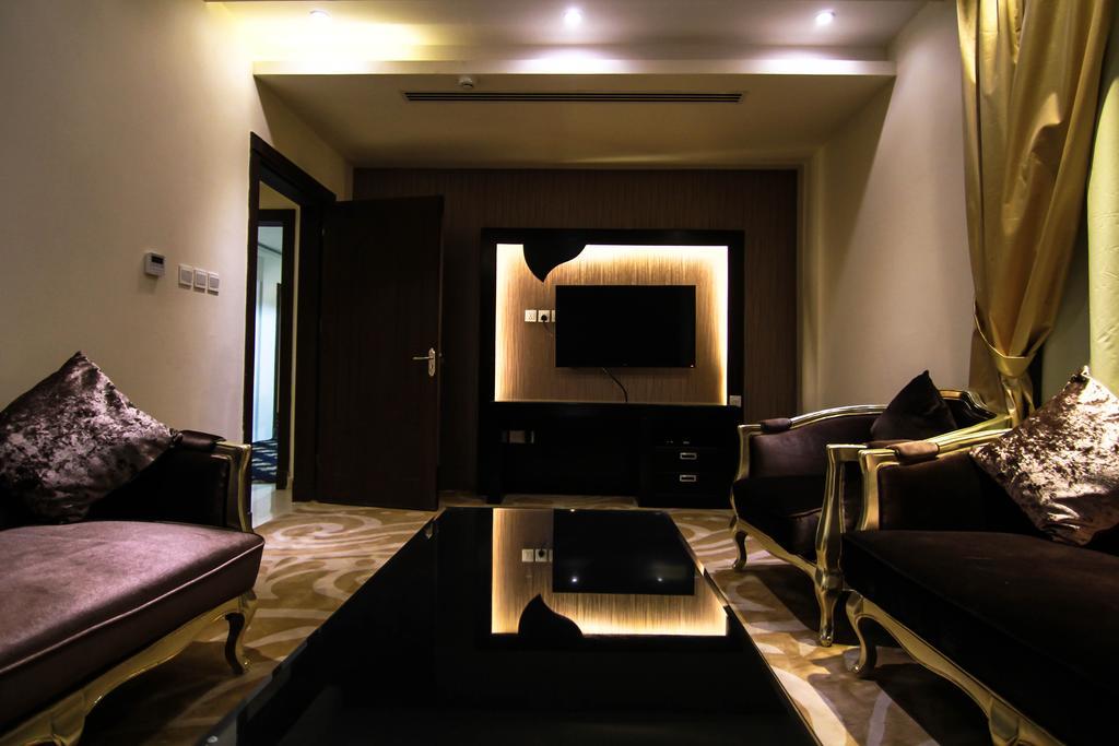 Rest Night Serviced Apartments- Alhamra Riad Habitación foto A living room in a house in India