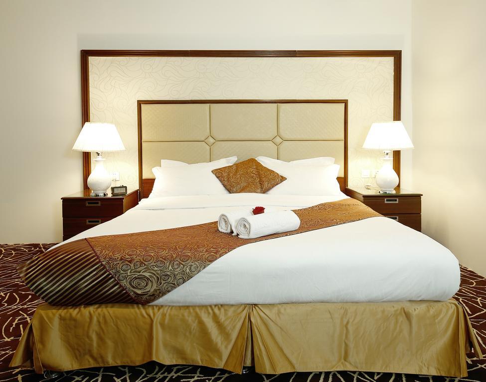 Rest Night Serviced Apartments- Alhamra Riad Exterior foto A bed